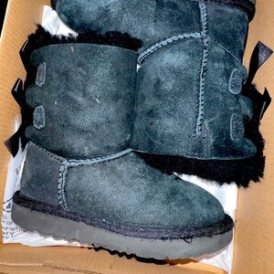 Black Ugg boots for toddler girl.